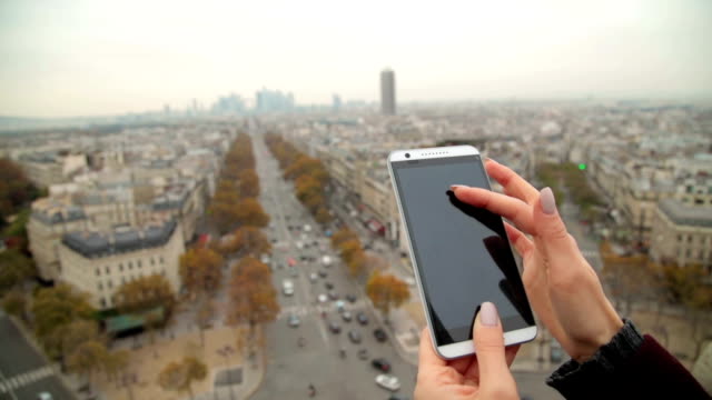 Handy-verwenden-mit-Eiffelturm,-Paris-im-Hintergrund.