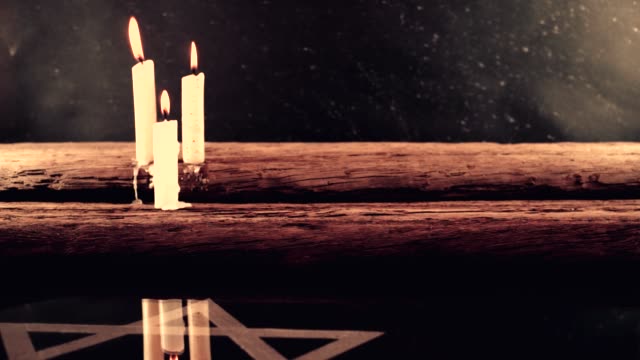 Brennende-Kerzen-auf-einem-Ola-Eiche-Tisch-und-den-Davidstern,-Rotation-360-Grad-vor-einem-dunklen-Hintergrund.