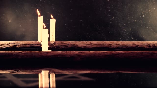 Brennende-Kerzen-auf-einem-Ola-Eiche-Tisch-und-den-Davidstern,-Rotation-360-Grad-vor-einem-dunklen-Hintergrund.