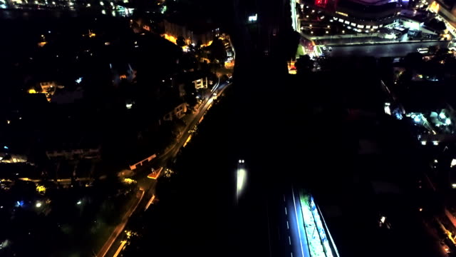 Rascacielos-en-Estambul-en-la-noche:-vista-aérea-Drone-de-edificios-iluminados