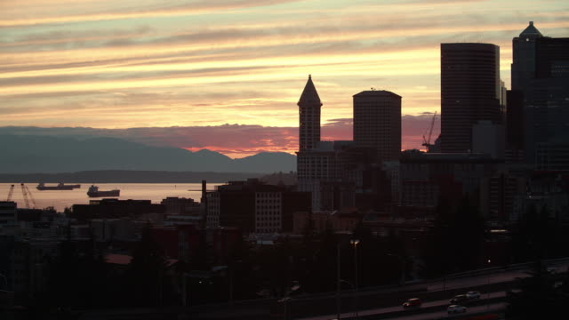 Seattle-Waterfront-Architektur-Skyline-Silhouette-bei-Sonnenuntergang