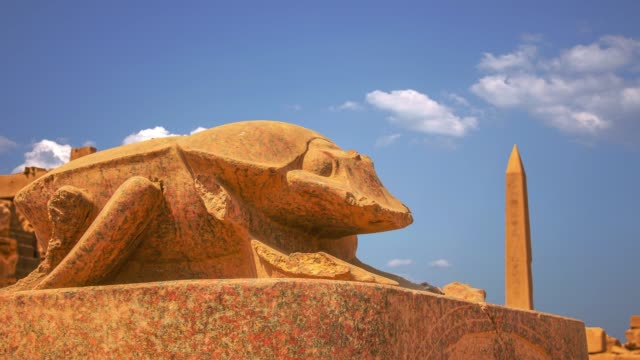 Die-Skarabäus-Käfer-Statue-ist-ein-Symbol-des-Neubeginns-und-der-Unendlichkeit-des-Lebens