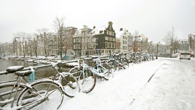 Es-schneit-in-Amsterdam,-Niederlande