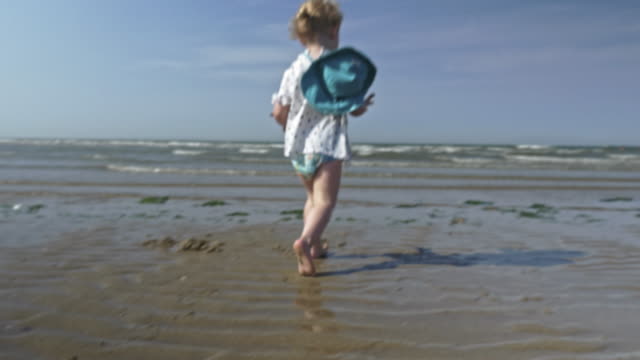 Kind-spielt-in-den-Gewässern-der-Nordsee