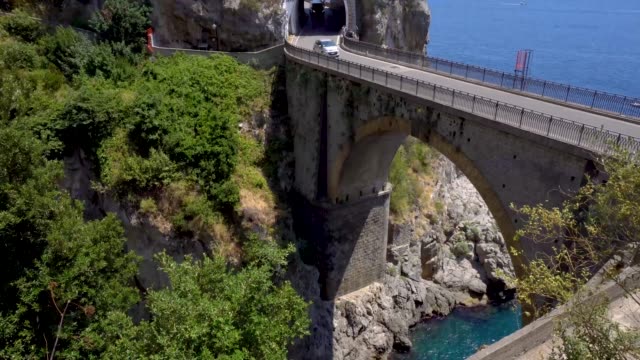 camino-de-la-costa-de-Amalfi,-Italia