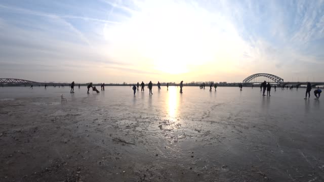 Menschen-Eislaufen-auf-einem-zugefrorenen-See-neben-dem-Fluss-IJssel-in-den-Niederlanden