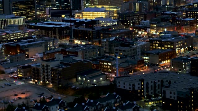 Minneapolis-Skyline---Lichter-der-Stadt-in-der-Dämmerung---Luftbild