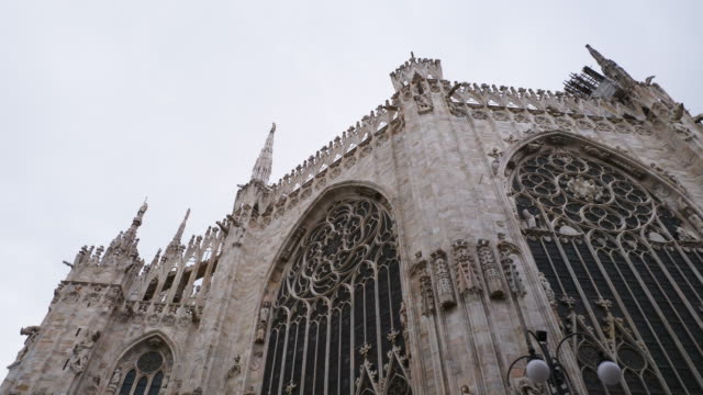 Tag-Zeit-Mailand-Stadt-berühmte-Kathedrale-außen-langsam-motion-Panorama-4k-Italien
