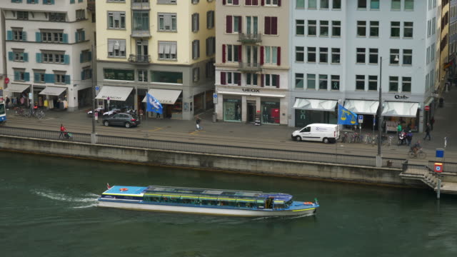 Tag-Zeit-Zürich-City-Center-Fluss-Verkehr-auf-dem-Dach-Slow-Motion-Panorama-4k-Schweiz