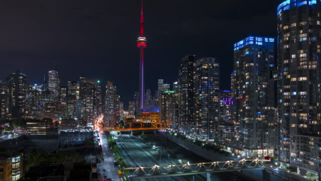 Trenes-y-tráfico-de-noche-la-ciudad-horizonte-Toronto