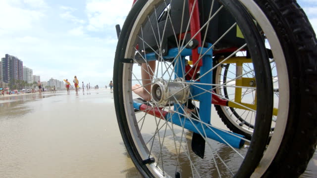 kindliche-Rollstuhl-Horizont-sand