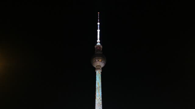 Proyección-de-video-en-señal-iluminada-(torre-de-la-TV-/-Fernsehturm)-por-la-noche-durante-el-acceso-de-Berlín-también-conocido-como-Festival-de-las-luces-en-Berlín,-Alemania