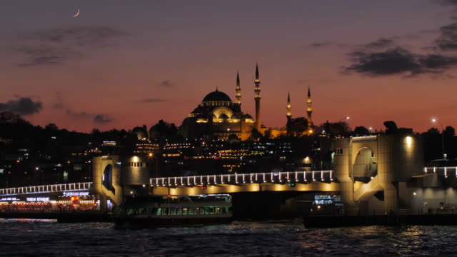 Nachtansicht-der-alten-Stadt-Istanbul-Galata-Brücke-und-Süleymaniye-Moschee
