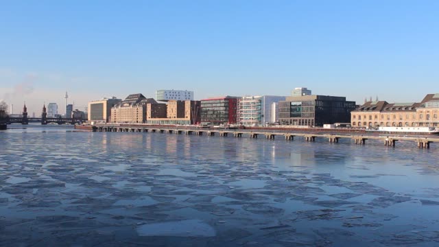 Berlin-skyline-at-iced-river-spree-in-winter