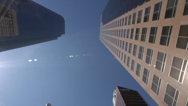 Ángulo-bajo-buscando-toma-de-rascacielos-en-el-distrito-financiero-de-la-ciudad-de-Los-Angeles