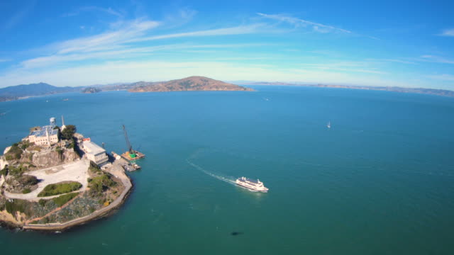 Helicóptero-volando-sobre-Alcatraz-Isla-San-Francisco-Bay-Area