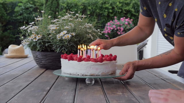 Iluminación-para-arriba-de-la-torta-de-cumpleaños-velas