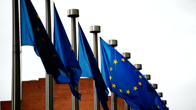 Europäische-Union-Flaggen-vom-Wind-außerhalb-des-Gebäudes-des-Europäischen-Rates