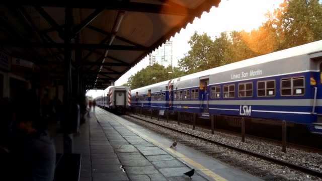 Tren-llegando-a-estación-antigua-en-Buenos-Aires,-Argentina.