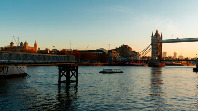 Tower-of-London-und-Tower-Bridge,-London,-UK