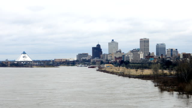 Scene-of-Mississippi-River-and-Memphis-cityscape