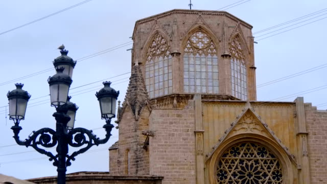 Lámparas-de-calle-Vintage-frente-a-la-Catedral-de-Santa-María-en-Valencia,-España