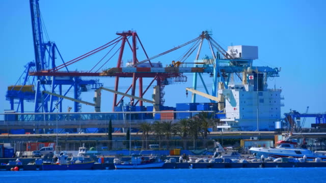 La-infraestructura-de-la-parte-de-carga-del-puerto-de-Valencia,-España
