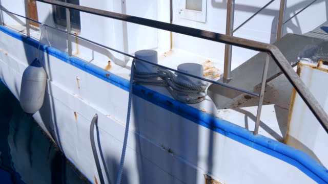 Vintage-Schiff-an-der-Anlegestelle-mit-Hilfe-eines-Seils-und-Poller-anlegen