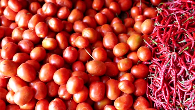 Grupo-de-tomates-rojos-en-la-bandeja-del-pueblo-mercado-agrícola-granja