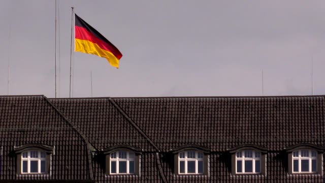 Deutsche-Flagge-auf-dem-Dach-des-Gebäudes-a
