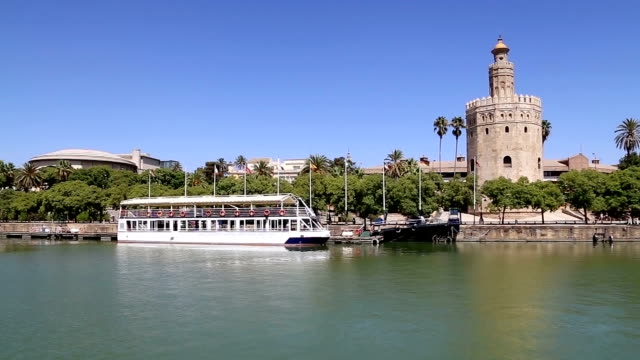 Torre-del-Oro-o-Golden-Tower-()-a-lo-largo-del-siglo-XIII-Guadalquivir-río,-naranjas,-Andalucía,-en-el-sur-de-España