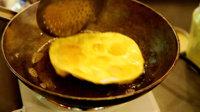 turning-chapati-auf-die-frying-pan