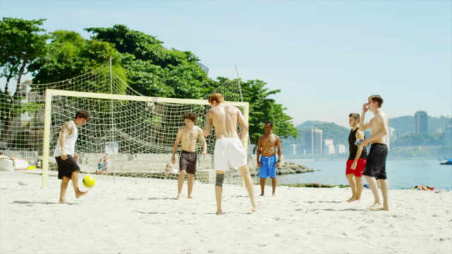 Freunde-der-Praxis-Fußball-Fähigkeiten-auf-einem-Strand-in-Brasilien