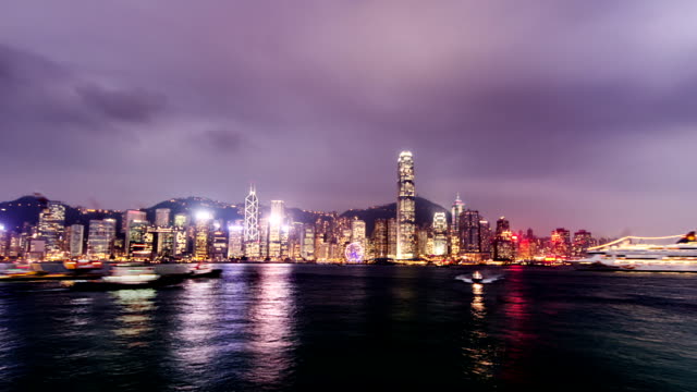 Hong-Kong,-China-Nov-11,2014:-La-increíble-vista-de-la-bahía-de-Victoria-en-Hong-Kong-en-la-noche,-China