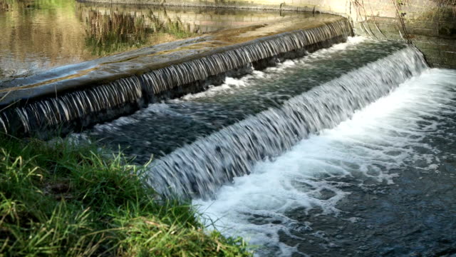 Weir-on-the-Rea-in-Canon-Hill-park,-Birmingham.
