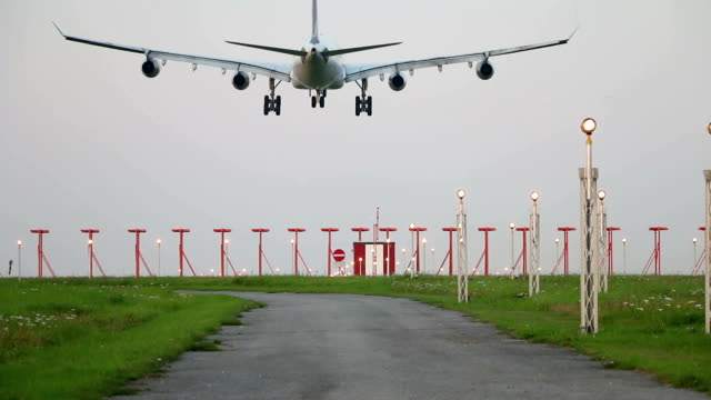 Large-aircraft-touch-down
