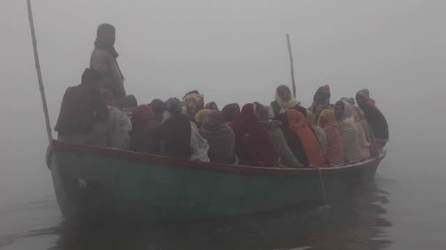 Boat-disappearing-into-the-fog-in-the-Ganges:-Varanasi,-India