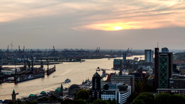 Hamburger-Hafen-von-top-mit-Blick-auf-den-Sonnenuntergang-–-DSLR-timelapse