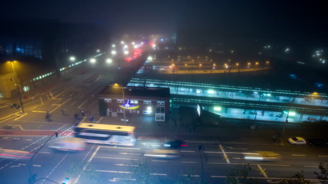 Stadt-Verkehr-Zeitraffer-von-foggy-Nacht-DSLR