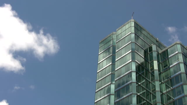 Blau-grüne-office-tower.-Zeitraffer-Wolke-reflections.
