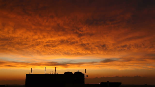 HD-Time-Lapse-Sunset-Silhouetted-brillante-en-edificio