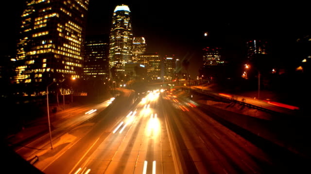 Timelapse-of-cars-in-a-dark-city