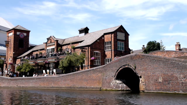 Canal-side-pub-in-Birmingham,-England.