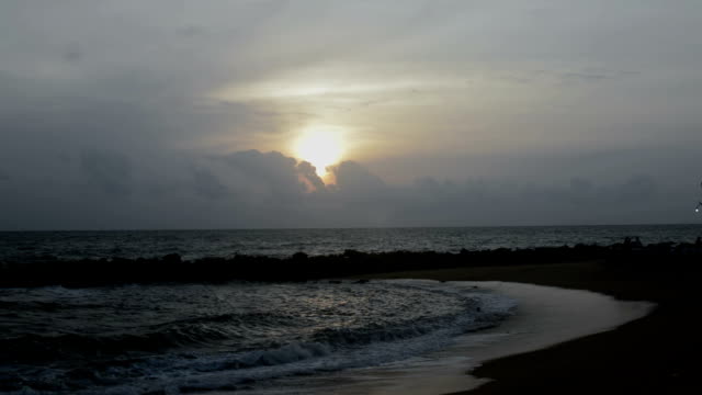 Welle-des-Meeres-am-Sandstrand-bei-Sonnenuntergang