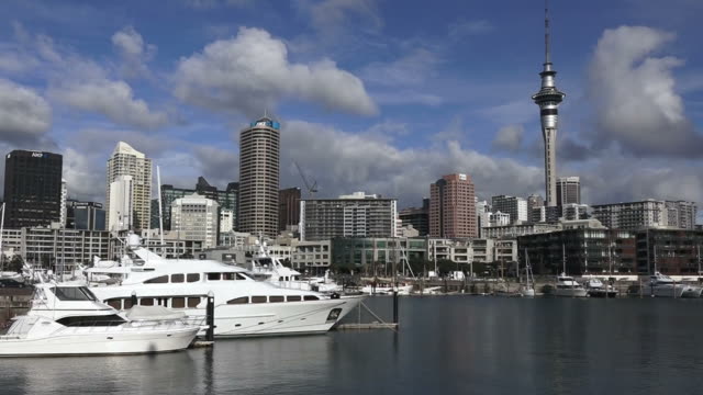 Auckland-skyline-and-yachts-mooring-at-Auckland-Viaduct-Harbor-Basin