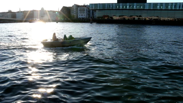 Girl-boy-on-boat-Descanse-flujo-town-lake-river-canal