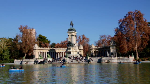 Lake-In-Retiro-Park-Front-Monument-To-Alfonso-XII-In-Madrid,-Spain