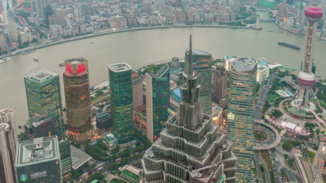 Zeitrafferaufnahme-Oriental-Pearl-Tower-in-der-Dämmerung-bis-Nacht-im-Finanz--und-Handelszentrum-Lujiazui-in-Pudong