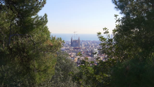 Parque-güell-en-barcelona-día-soleado,-vista-panorámica-al-mar-sagrada-familia-de-Gaudí-4-k,-España