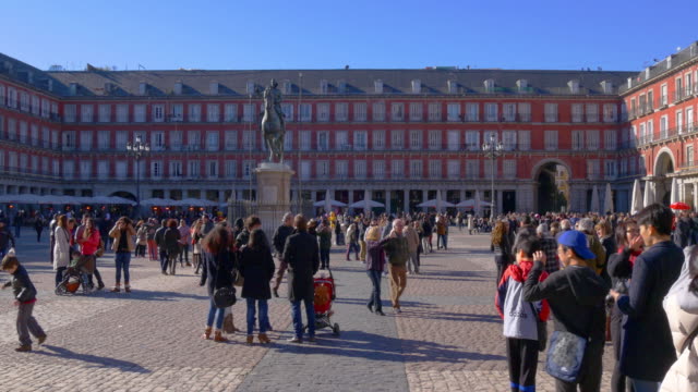 España-día-soleado-tiempo-turísticas-plaza-mayor-de-madrid-en-lugar-de-4-K